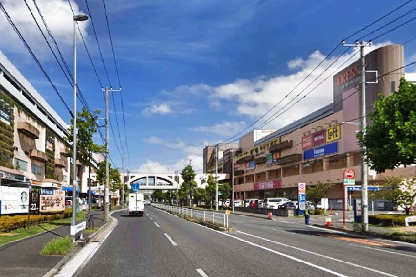 周辺環境:トレッサ横浜(フランス・リヨン市の市街地をイメージして作られたお洒落な大型ショッピングモール。駐車場は全日無料です。)