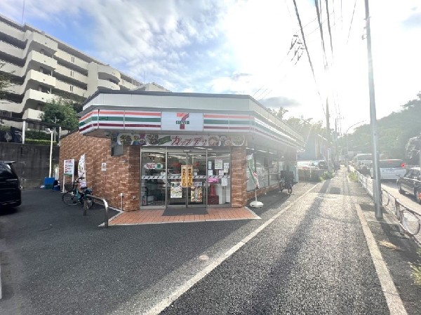 周辺環境:セブンイレブン獅子ヶ谷1丁目店(近くて便利、期待以上の品質を提供するコンビニ。セブンイレブンの商品を最短30分で届ける7NOW取扱店。)
