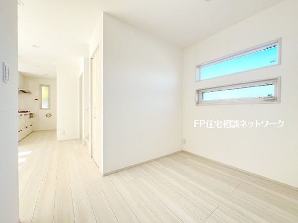 リビング内に設けたユーティリティスペース。お子様の学習や家事コーナー、リモートワーク等に便利ですね。