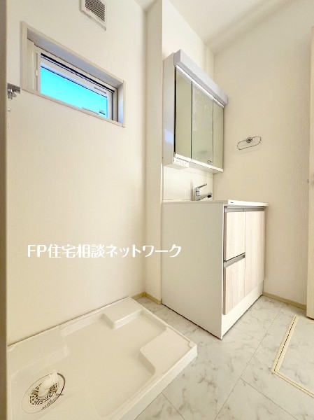 鏡の裏に収納棚を確保した三面鏡を採用。化粧品や歯ブラシなどを機能的に収納し、朝の身支度も快適です。