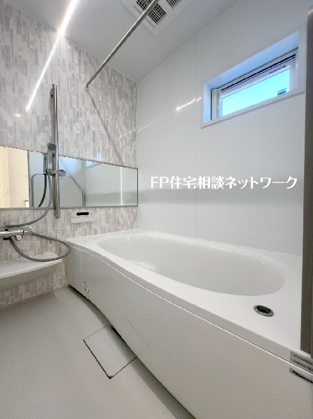 ゆったり入れる1坪タイプの浴室。花粉が気になる季節や雨天時のお洗濯に便利な浴室換気乾燥暖房機付です。