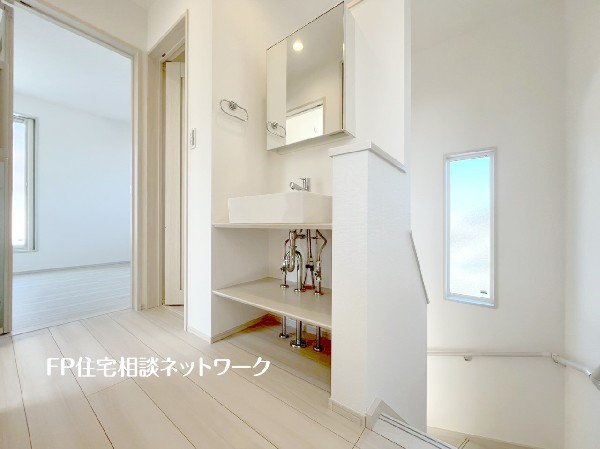 2階廊下にセカンド洗面台を設けました。トイレ後や掃除の時など、しっかり手洗いが出来るので便利です。