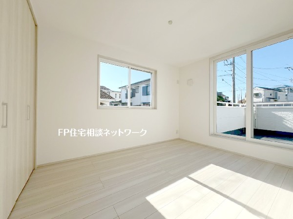 2面採光でお部屋の隅々まで明るい印象の居室。バルコニーにも出られて、爽やかな風をたっぷりと取り込めます。