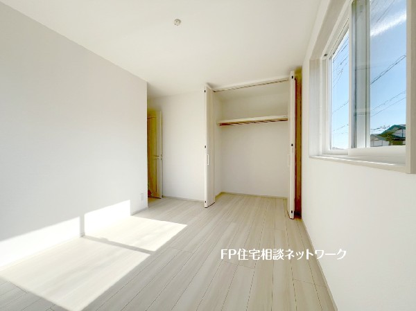 収納を完備した居室。季節物のお洋服などもしっかりと収納し、居室空間を隅々まで使えるのが嬉しいですね。