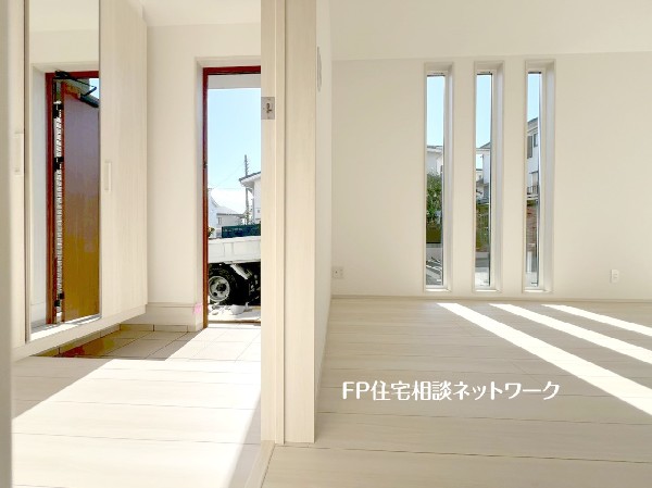 明るい内装色で統一され、スッキリとした清潔感のある玄関です。いつでもキレイな玄関を保ちたいですね。