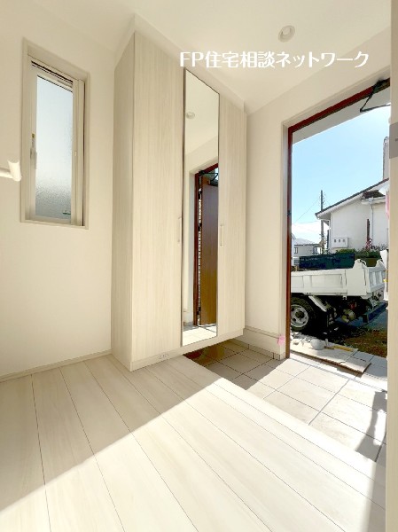 天井までの玄関収納付で、家族の履物が多くても安心。出勤前の身支度チェックに欠かせない姿見付です。