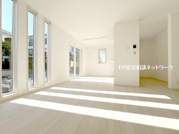 南に面した大きな窓から光が降りそそぐ開放的なリビング。自然の恵みが、快適で心地の良い空間を演出