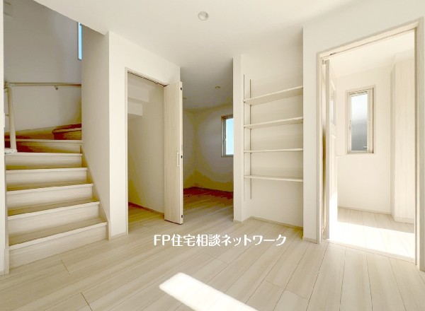 なにかと物が溢れがちなリビングに嬉しい階段下収納付。お掃除道具や、書類関係などもすっきり片付きます。