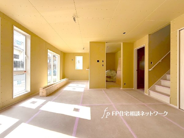 20.2帖の広々リビング。足元から体を温めてくれる床暖房付で家族が自然と集まるリビングになりそう。