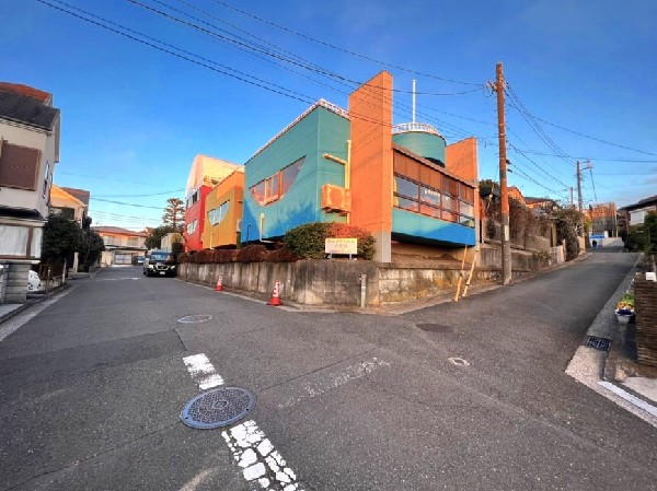 周辺環境:寺尾幼稚園(木のぬくもりが感じられるログハウスのような園舎。木の玩具、梅干し作りや藍染など自然素材の教材が特徴。)