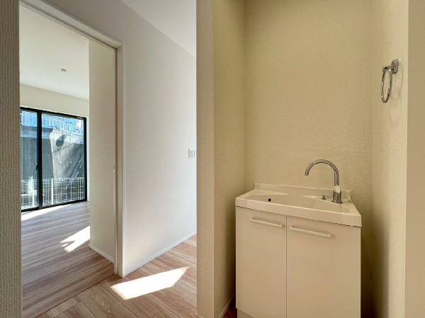 玄関近くに設けたセカンド洗面台。外からの汚れを室内に持ち込まず、衛生的な暮らしをサポートします。