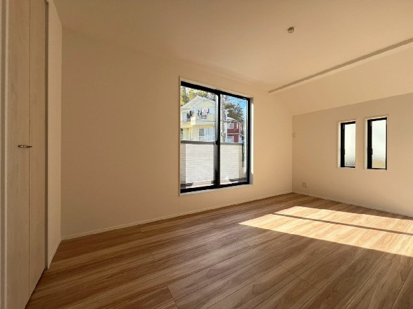 2面採光でお部屋の隅々まで明るい印象の居室。おひさまの光を、爽やかな風をたっぷりと取り込めます。