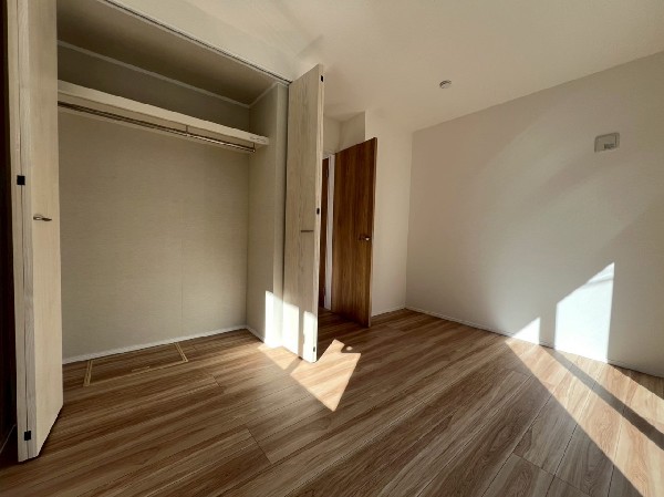 収納力が豊富な大型クローゼット。普段着やスーツはもちろんのこと、コート類などもしっかり掛けられます