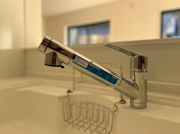 スタイリッシュな、浄水器一体型水栓です。水栓にシャワーホースと浄水器を内蔵し、カルキ臭など軽減。