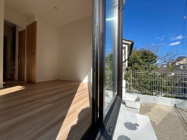  リビングからそのまま庭へとつながる、心地よい開放感のある住まい。 