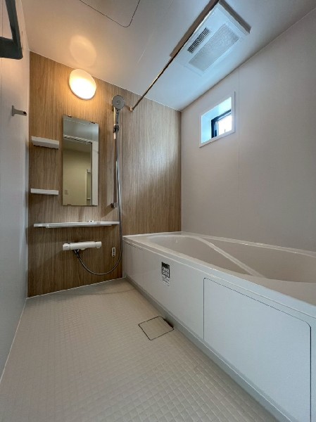 ゆったり入れる１坪タイプの浴室。雨の多い時季のお洗濯に重宝する浴室換気乾燥機付。追炊きオートバス付。