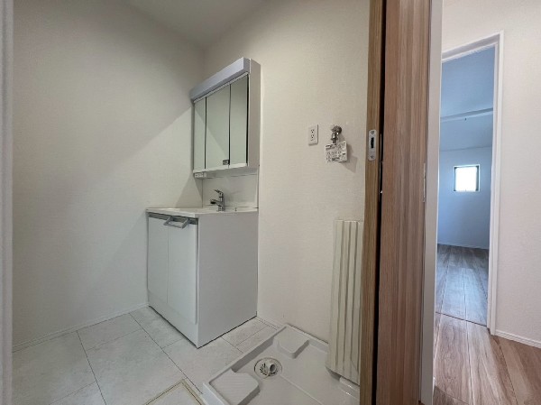 鏡の裏に収納棚を確保した三面鏡を採用。化粧品や歯ブラシなどを機能的に収納。これで朝の身支度も快適。