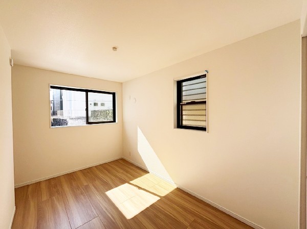 2面採光でお部屋の隅々まで明るい印象の居室。おひさまの光と爽やかな風をたっぷりと取り込めます。