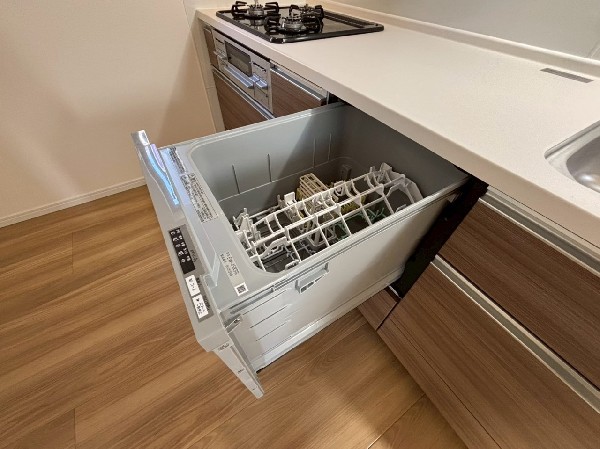 機能性とデザイン性を兼ね備えた嬉しいキッチン。食器洗乾燥機付きなので後片付け楽々。嬉しい浄水器も。