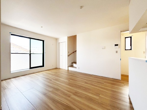 なにかと物が溢れがちなリビングに嬉しい収納付。お子様の勉強道具や、書類関係などもすっきり片付きます。