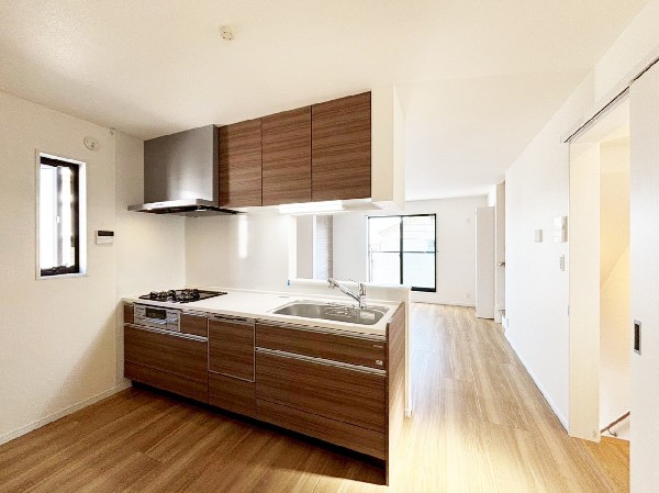 コンロ前に壁があり匂いや油がリビングに広がりません。シンク側はリビングと繋がり、家族の様子を感じられます。