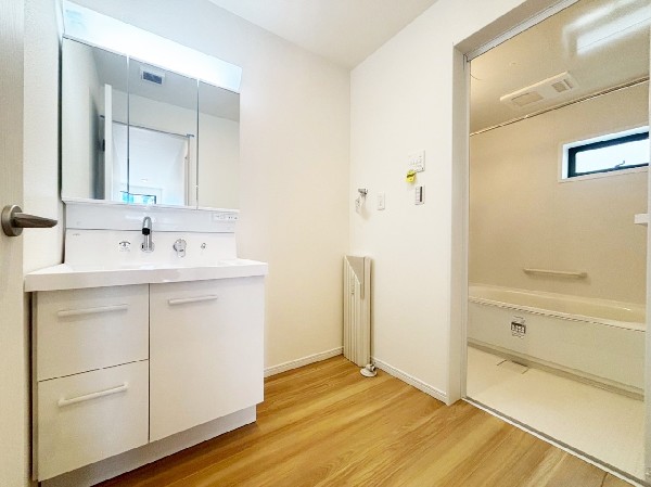 鏡の裏に収納棚を確保した三面鏡を採用。化粧品や歯ブラシなどを機能的に収納し、朝の身支度も快適です。