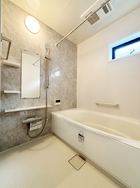 ゆったり入れる１坪タイプの浴室。雨の多い時季のお洗濯に重宝する浴室換気乾燥機付。追炊きオートバス付。