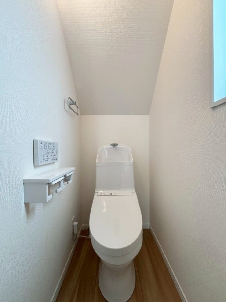 窓があるので陽ざしが入り明るいトイレ。洗浄機能付き便座を標準装備しています。1階と2階にあります。