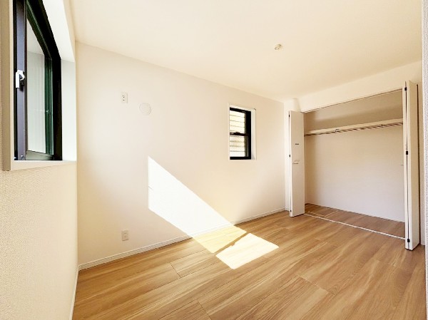 全居室に収納を完備。季節物のお洋服などもしっかりと整理整頓出来ます。居室空間を隅々まで使えるのが嬉しいですね。