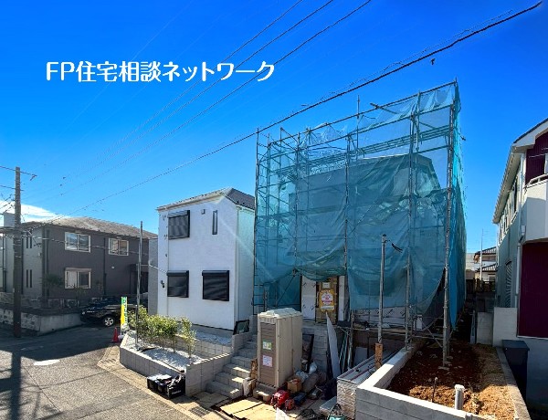 外観:前面道路は車通りの少ない道路。小さなお子様も安心です。お車の出し入れが苦手な方も駐車しやすそうです。