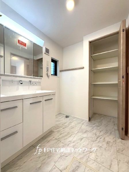 収納力のある三面鏡タイプの洗面化粧台に加えてリネン庫もあるので、洗剤のストックやタオルも収納できます。