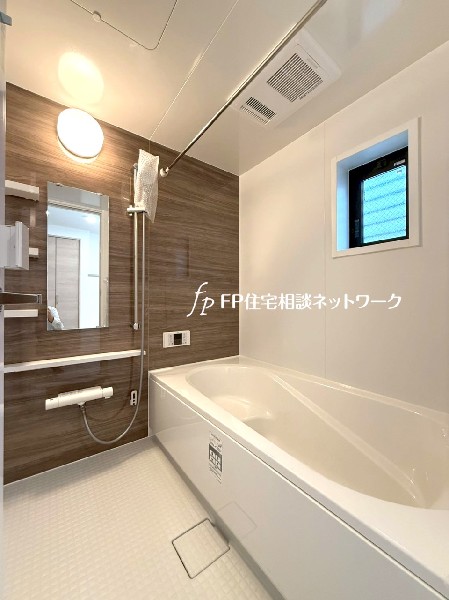 ゆったり入れる1坪タイプの浴室。花粉が気になる季節や雨天時のお洗濯に便利な浴室換気乾燥暖房機付です。