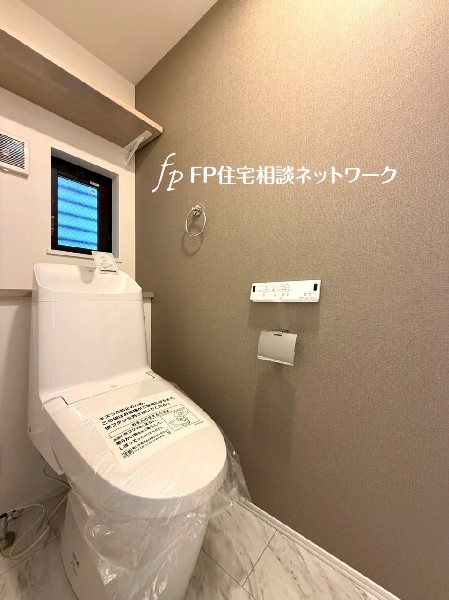 アクセントクロスがお洒落な印象のトイレ。1階と2階に２カ所あるので朝のトイレ渋滞もなくなります。