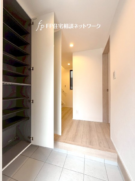 天井までの玄関収納付で家族の履物が多くても安心。可動式なので、ロングブーツなどもすっきり収まります。