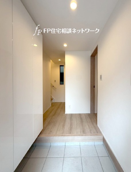 ホワイトで統一され、スッキリとした清潔感のある玄関です。いつでもキレイな玄関を保ちたいですね。