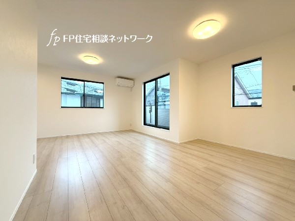 家族だんらんのスペースとなるリビング。3面採光で明るい光がリビングの隅々までしっかりと届きます。