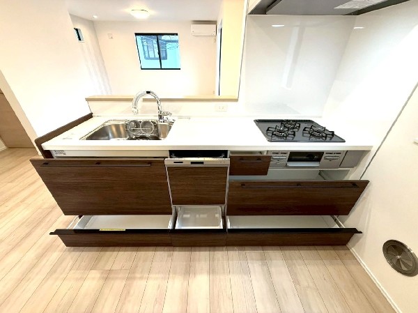 機能性とデザイン性を兼ね備えた嬉しいキッチン。食器洗乾燥機付きなので後片付け楽々。嬉しい浄水器も。