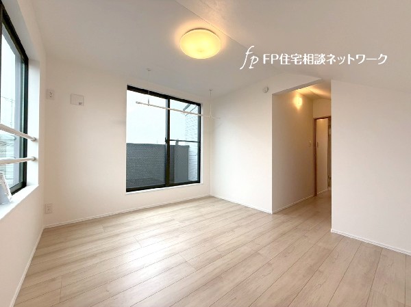 2面採光でお部屋の隅々まで明るい印象の居室。バルコニーにも出られて、爽やかな風をたっぷりと取り込めます。