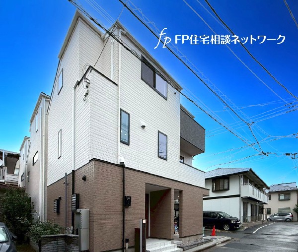 外観:コンビニ、スーパー、幼稚園が徒歩8分以内にあり便利な立地。小学校まで徒歩2分で子育てしやすい住環境。