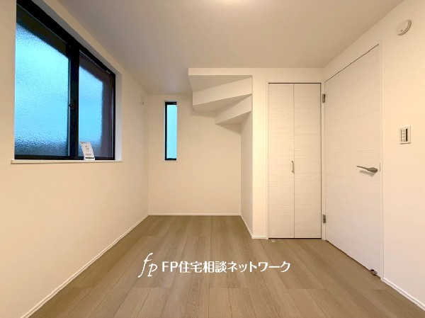 1階のサービスルームは階段下を有効活用した収納を設置。お部屋をすっきりと機能的にお使いいただけます。