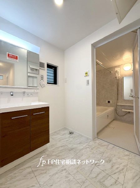 鏡の裏に収納棚を確保した三面鏡を採用。化粧品や歯ブラシなどを機能的に収納し、朝の身支度も快適です。