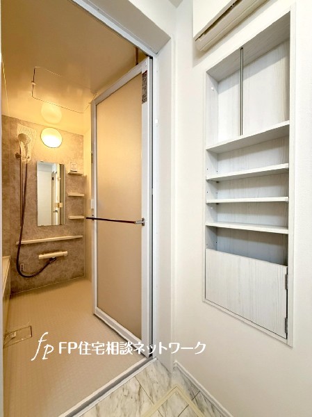 洗面室には収納棚を設置。洗濯洗剤やシャンプーなどのストックやタオル等もすっきりと片付きますね。