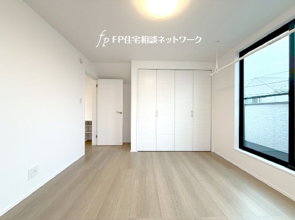 2面採光でお部屋の隅々まで明るい印象の居室。バルコニーにも出られて、爽やかな風をたっぷりと取り込めます。