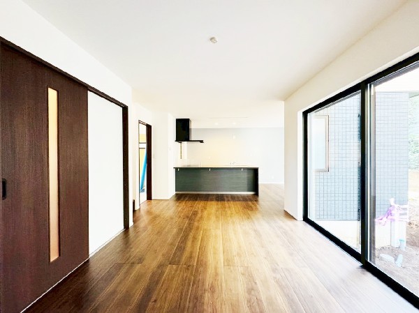 大きな掃出し窓から光が降りそそぐ、明るく開放的なリビング。自然の恵みが、快適で心地の良い空間を演出。