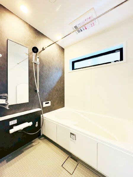 ゆったり入れる１坪タイプの浴室。雨の多い時季のお洗濯に重宝する浴室換気乾燥機付。追炊きオートバス付。