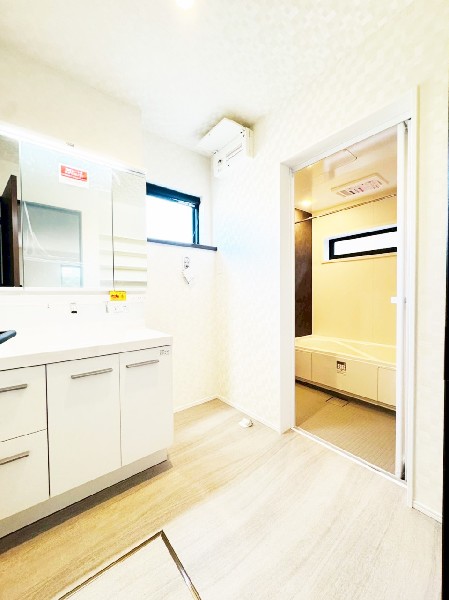 鏡の裏に収納棚を確保した三面鏡を採用。化粧品や歯ブラシなどを機能的に収納し、朝の身支度も快適です。