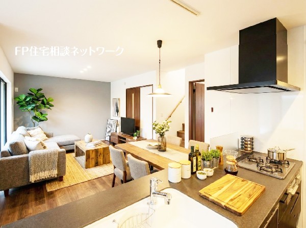 リビングはゆとりのある19.5帖。南側の大きな窓からは太陽の光がたっぷりとさしこむ明るいリビングになっています。