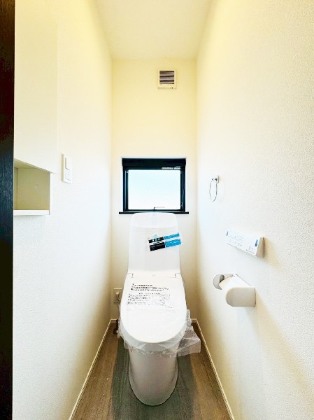 トイレは1階と2階に2カ所あります。朝の忙しい時間も慌てることなく使用できるので助かりますね。