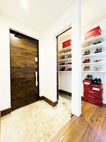 大容量のシューズインクロークが嬉しい住まい。ベビーカー、アウトドア用品、カー用品などもスッキリ収納。