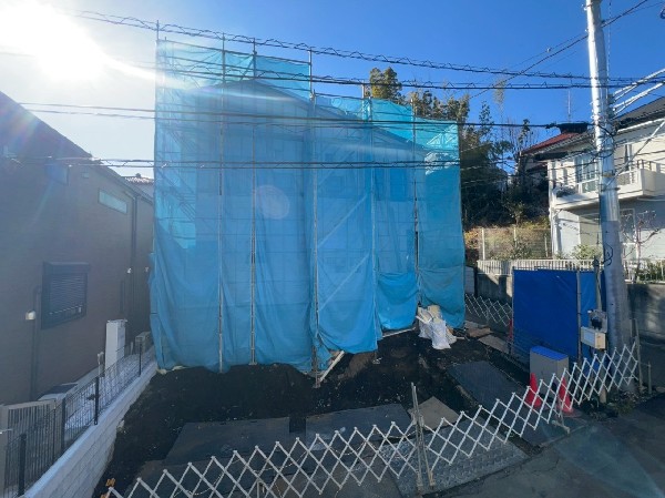 外観:緑に恵まれたエリアで、毎日のお散歩も気持ちよさそうです。自然に包まれた穏やかな暮らしができそうです。